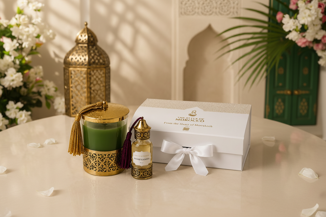 Luxe cadeauset van The Style Of Morocco — groene geurkaars in gouden houder, Orange & Kaneel geurolie en witte geschenkdoos met strik in een Marokkaanse riad sfeer
