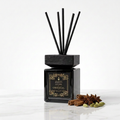 Oriental-diffuser met oosterse specerijen op hoogglanzend wit marmer